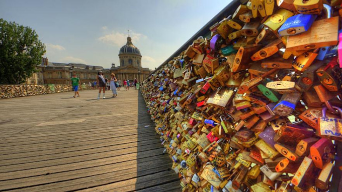 place your padlock of love in Paris